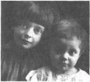 Дочери М. Цветаевой Аля и Ирина. 1918-1919 гг.